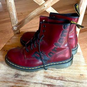 Dr. Martens 1B89 Cherry Logo size 9 men’s